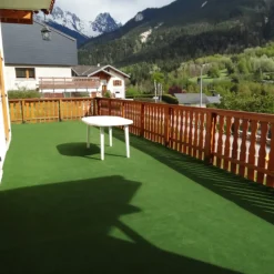 DÉCOWEB - Moquette d'extérieur verte sur plots - imitation gazon synthétique - rouleau de 4m x 30m